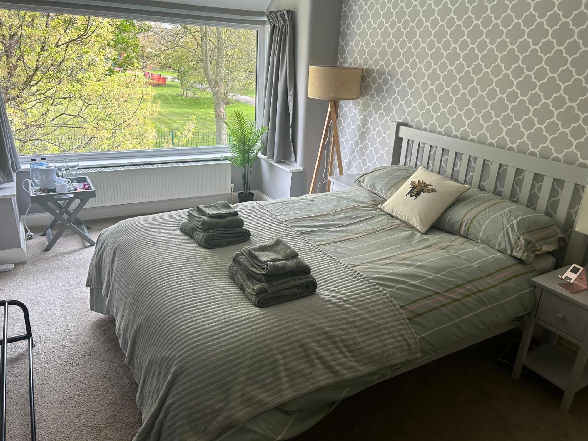 Lovely, Large Double Bedroom With Park View In Home Hazel Grove Exterior foto