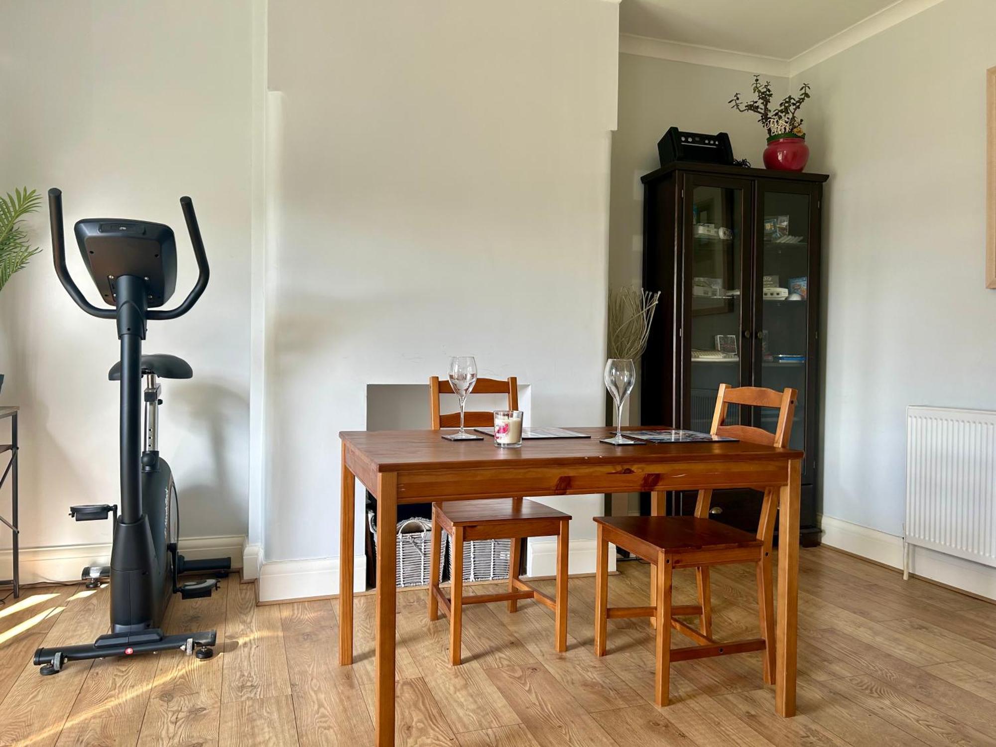 Lovely, Large Double Bedroom With Park View In Home Hazel Grove Exterior foto
